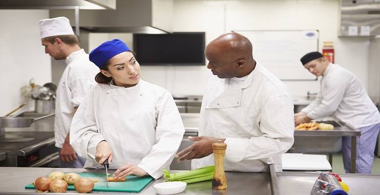 8 ways to train as a Chef for free; chefs working in the kitchen